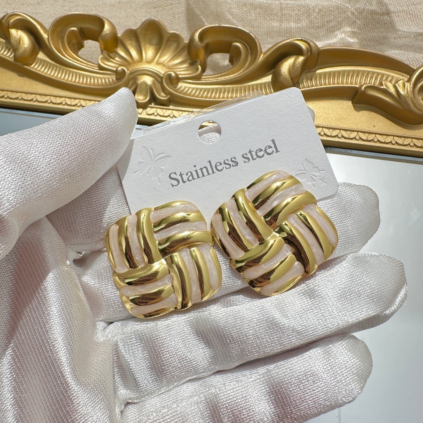 Aretes blanco y dorado con borde- acero inoxidable