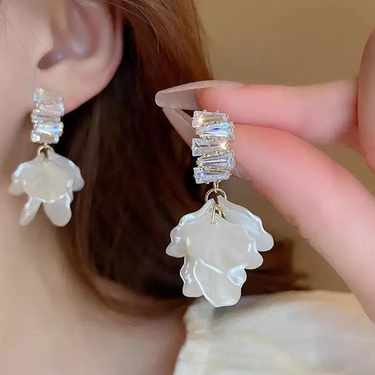 Aretes pétalos blancos