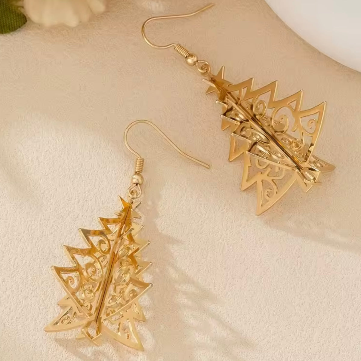 Aretes de arbolitos dorados