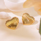 Aretes de corazones dorados con textura mod6- acero inoxidable