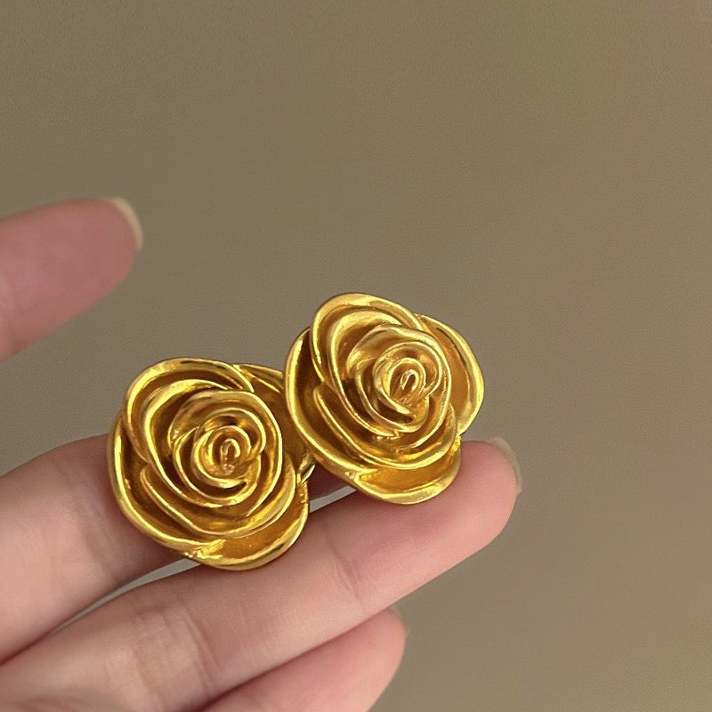 Aretes de flores doradas