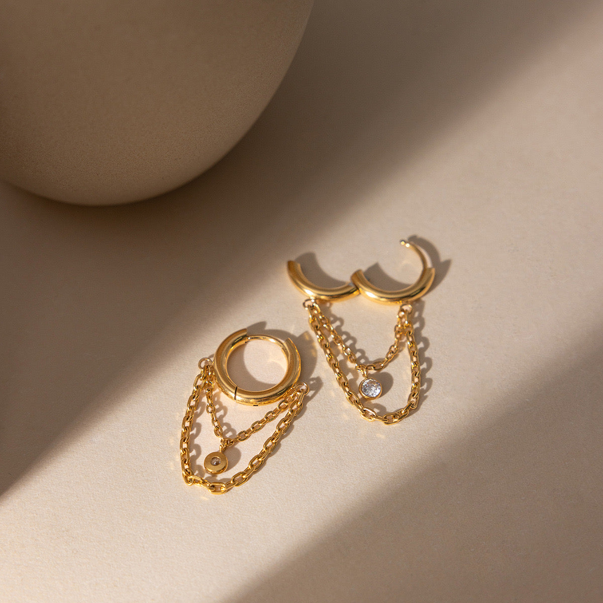 Aretes tipo Huggie con cadena - acero inoxidable
