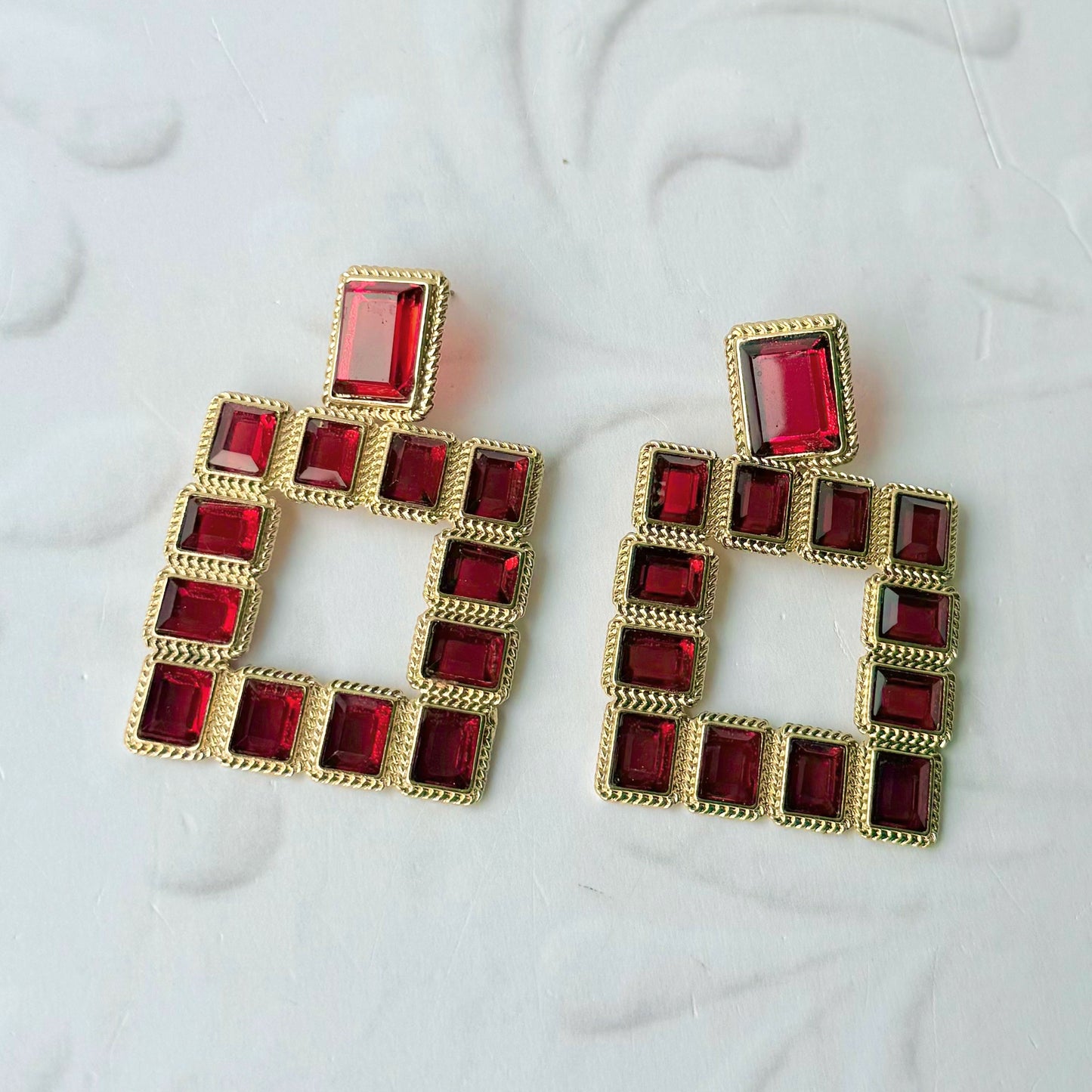 Aretes cuadrados rojos