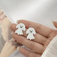 Aretes de perritos blancos