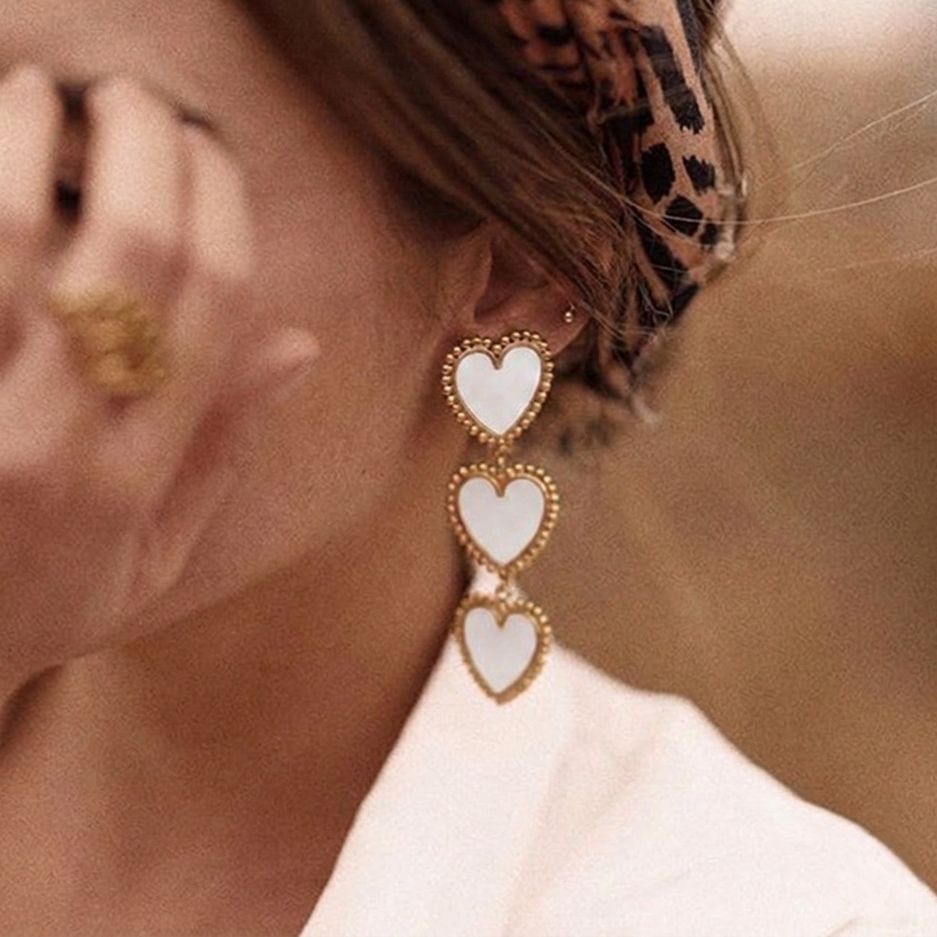 Aretes largos corazones blancos