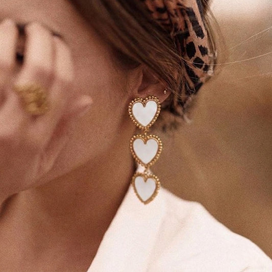 Aretes largos corazones blancos