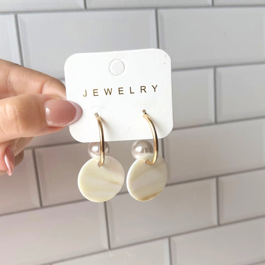 Aretes de círculos blancos