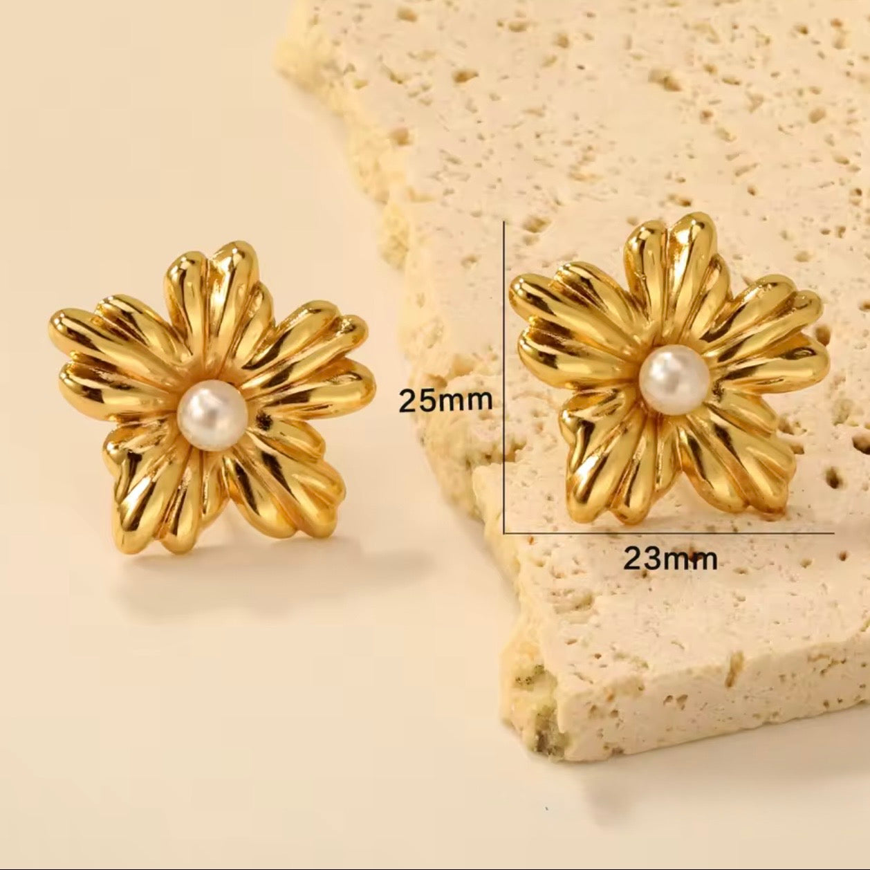 Aretes florecitas doradas con perlita blanca- acero inoxidable