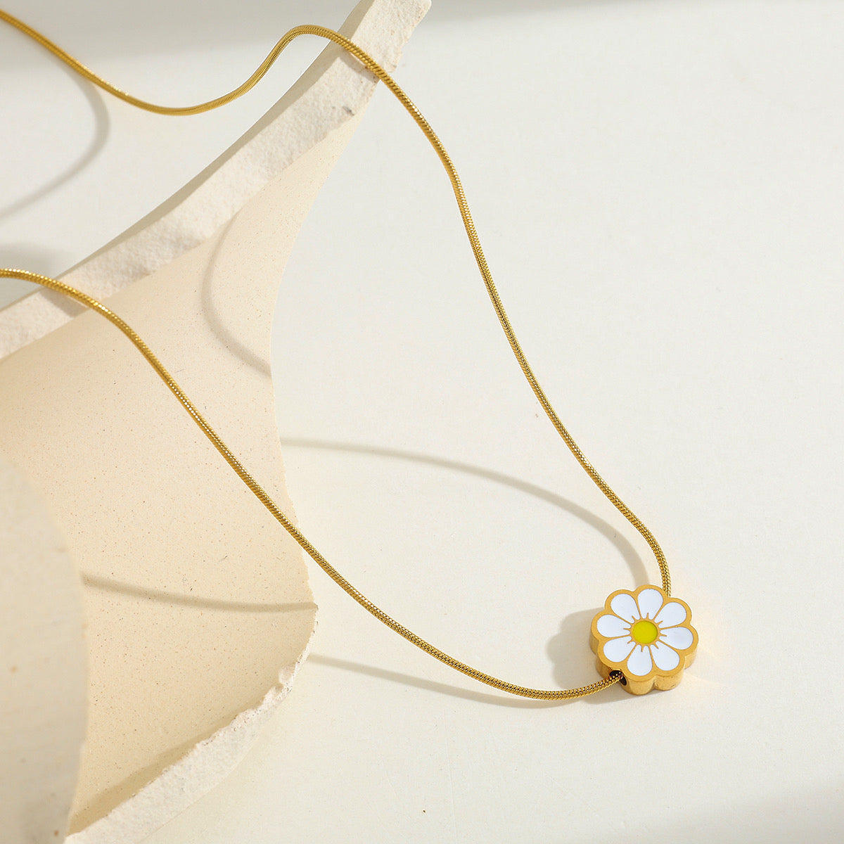 Collar flor blanca  - acero inoxidable