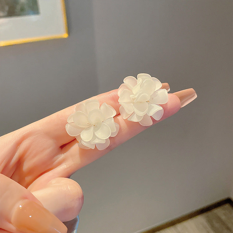 Aretes de flores blancas