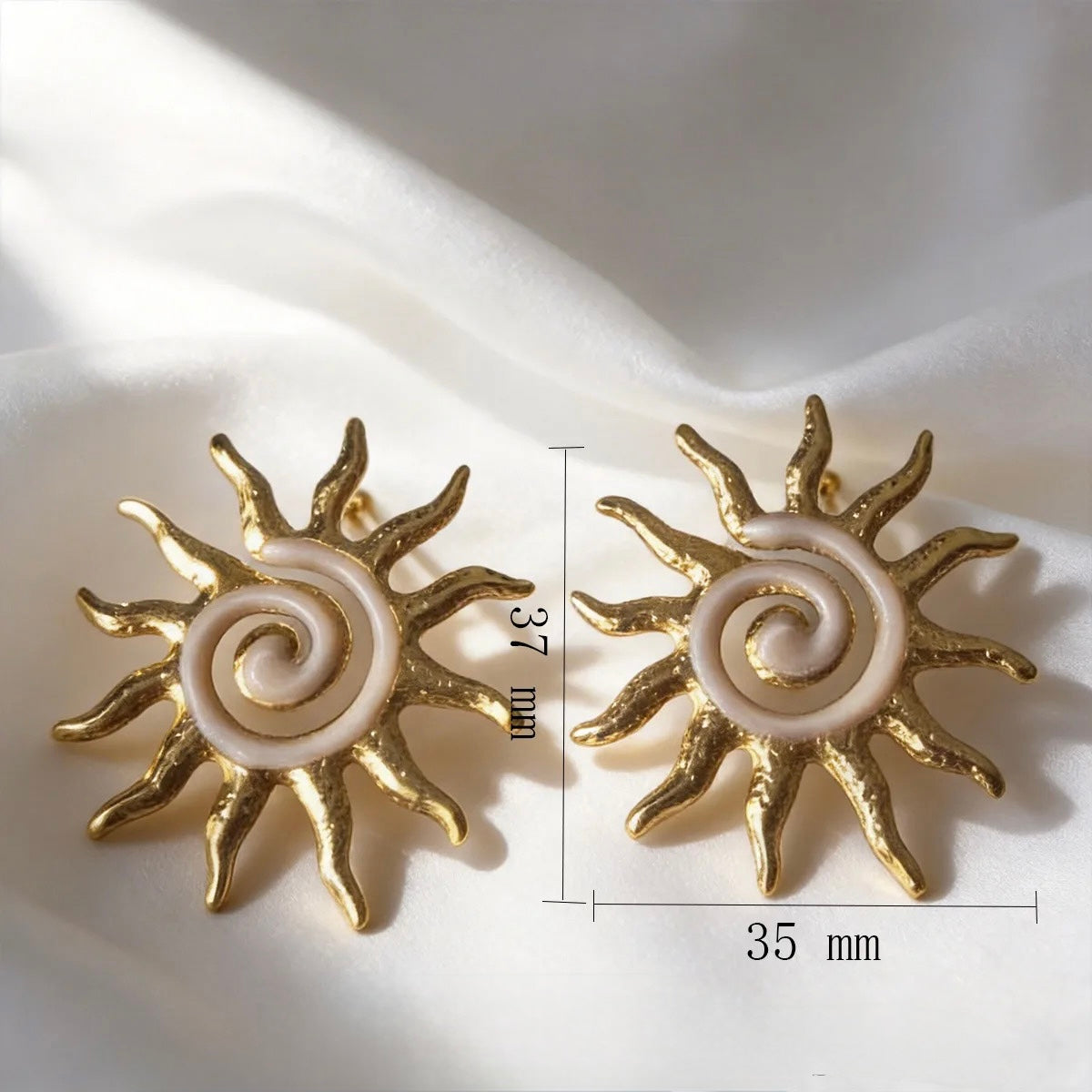 Aretes soles dorados con blanco- acero inoxidable
