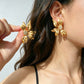 Aretes de flores dorados