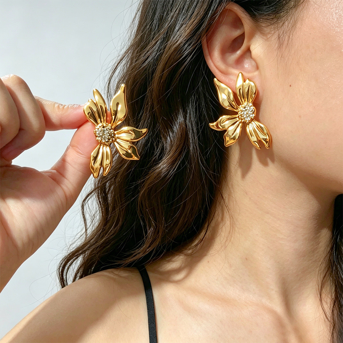 Aretes de flores dorados