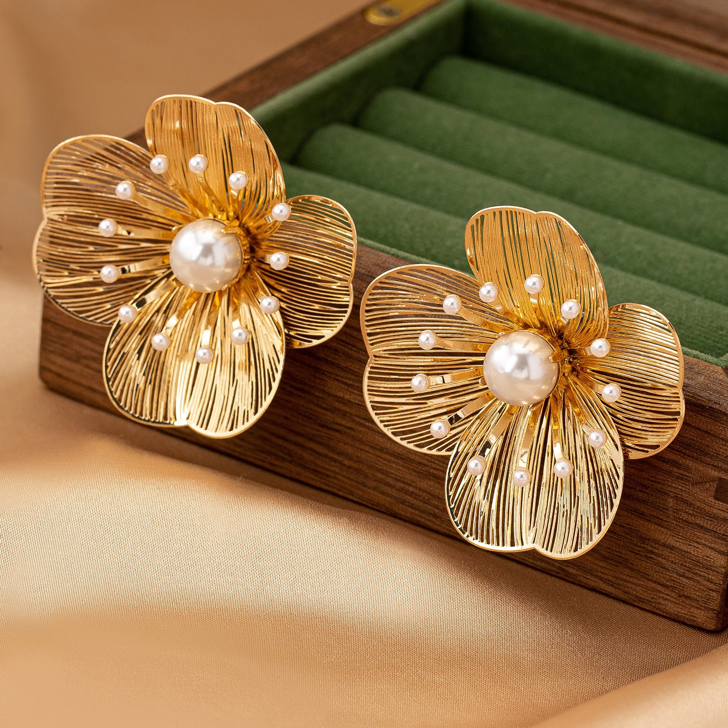 Aretes de flores doradas grandes
