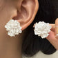 Aretes de flores blancas