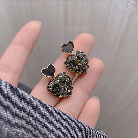 Aretes mini de corazones negros