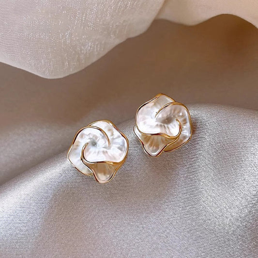 Aretes pequeños flores blancas