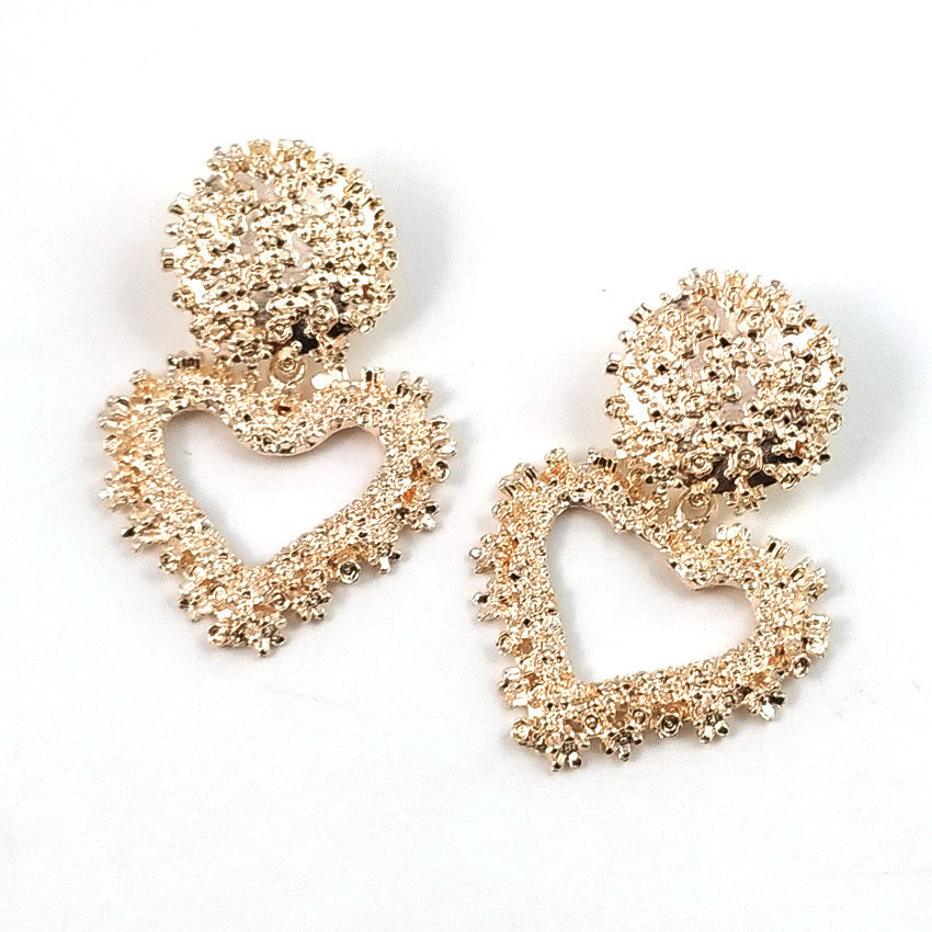 Aretes corazones dorados con textura