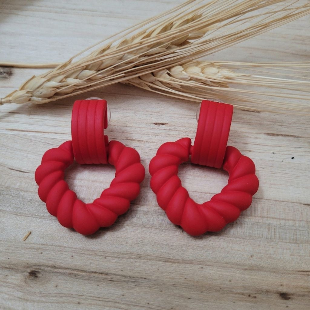 Aretes de corazones rojos