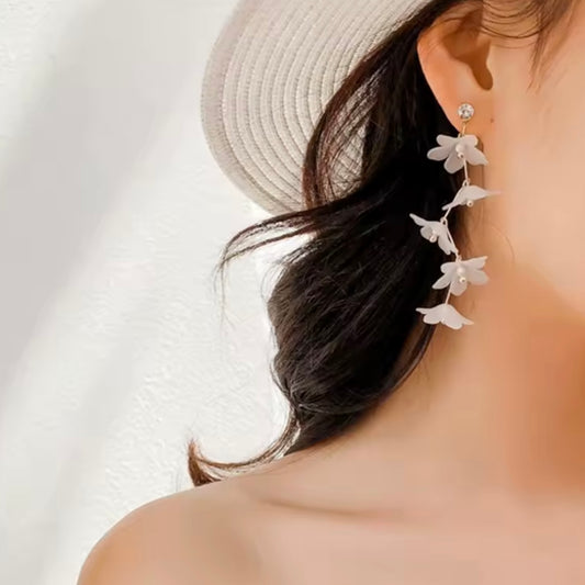 Aretes largos de flores blancas