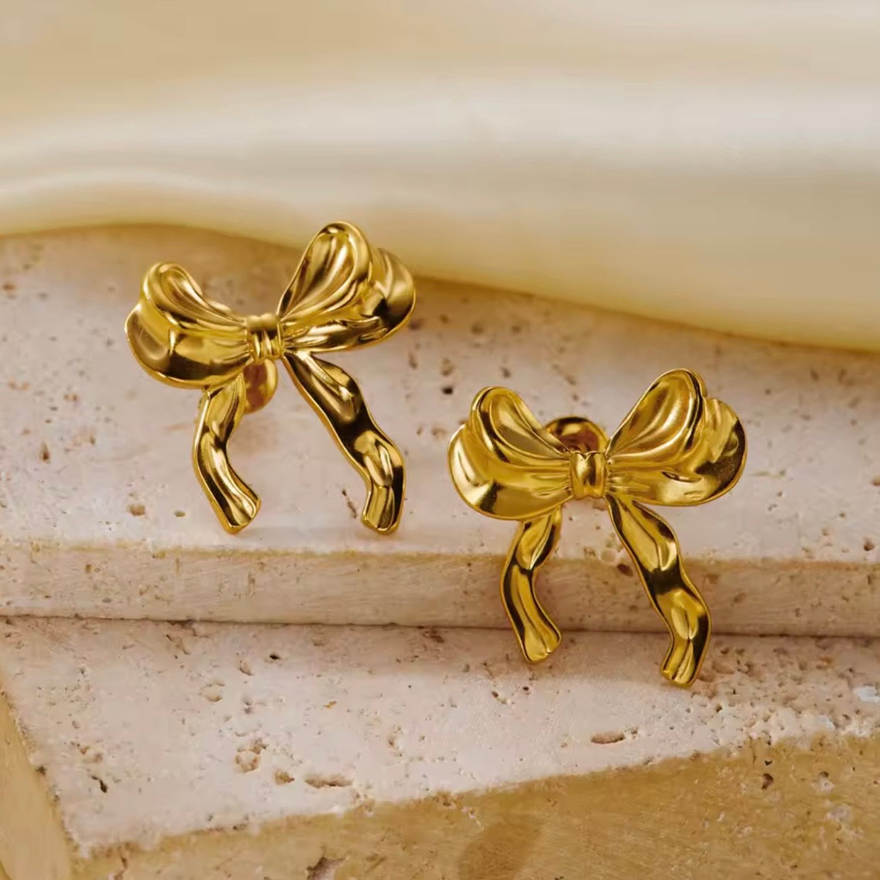Aretes de lazos dorados - acero inoxidable