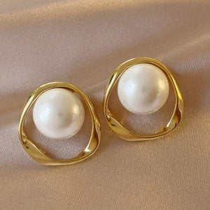 Aretes dorados con perla blanca