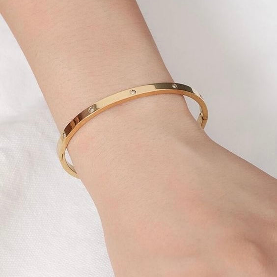 Brazalete dorado con piedritas - Acero inoxidable