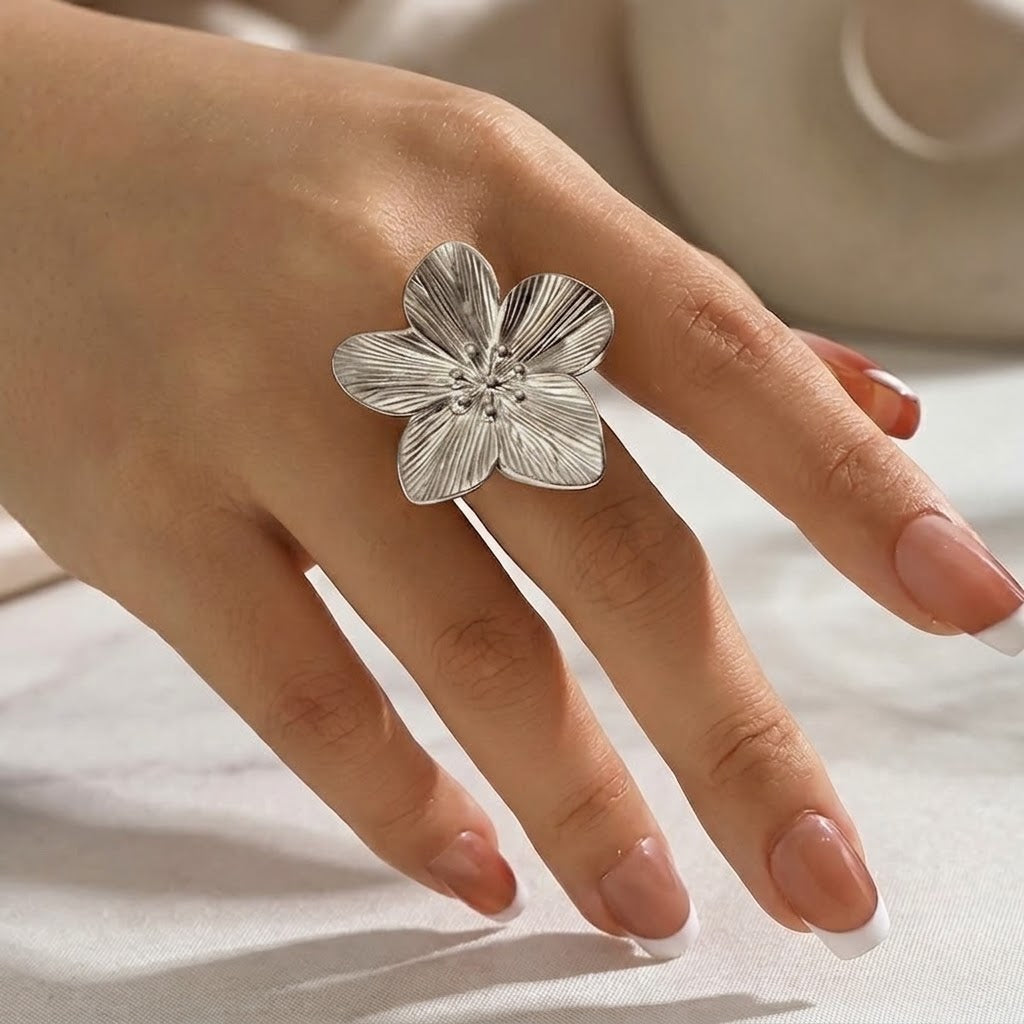 Anillo ajustable de flor plateada- acero inoxidable