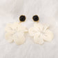 Aretes de flores blancas grandes