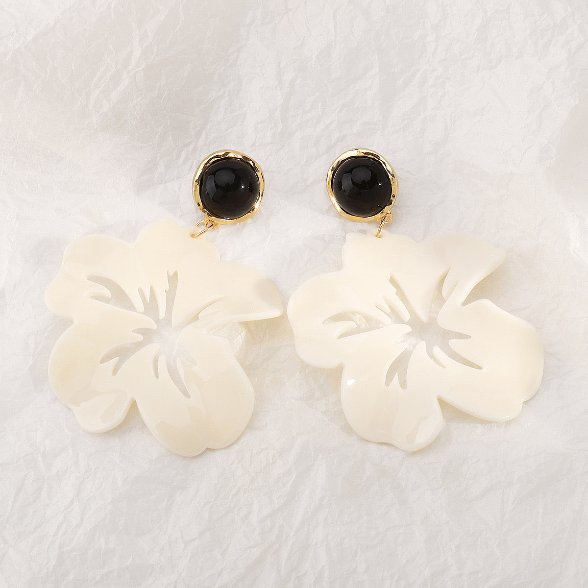 Aretes de flores blancas grandes