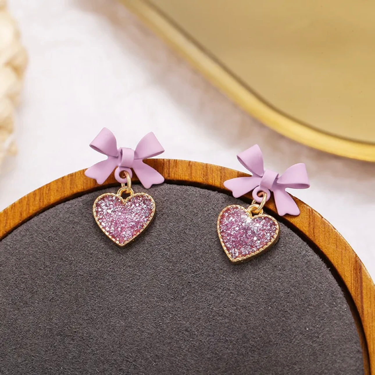 Aretes de corazón morados escarchados