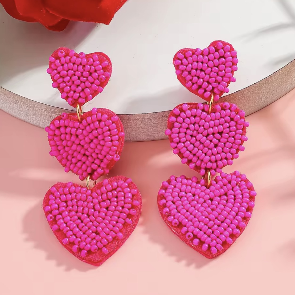 Aretes de corazones chaquiras rosdas – Lu Accesorios