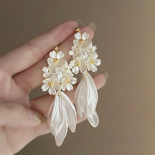 Aretes largos blancos con florecitas