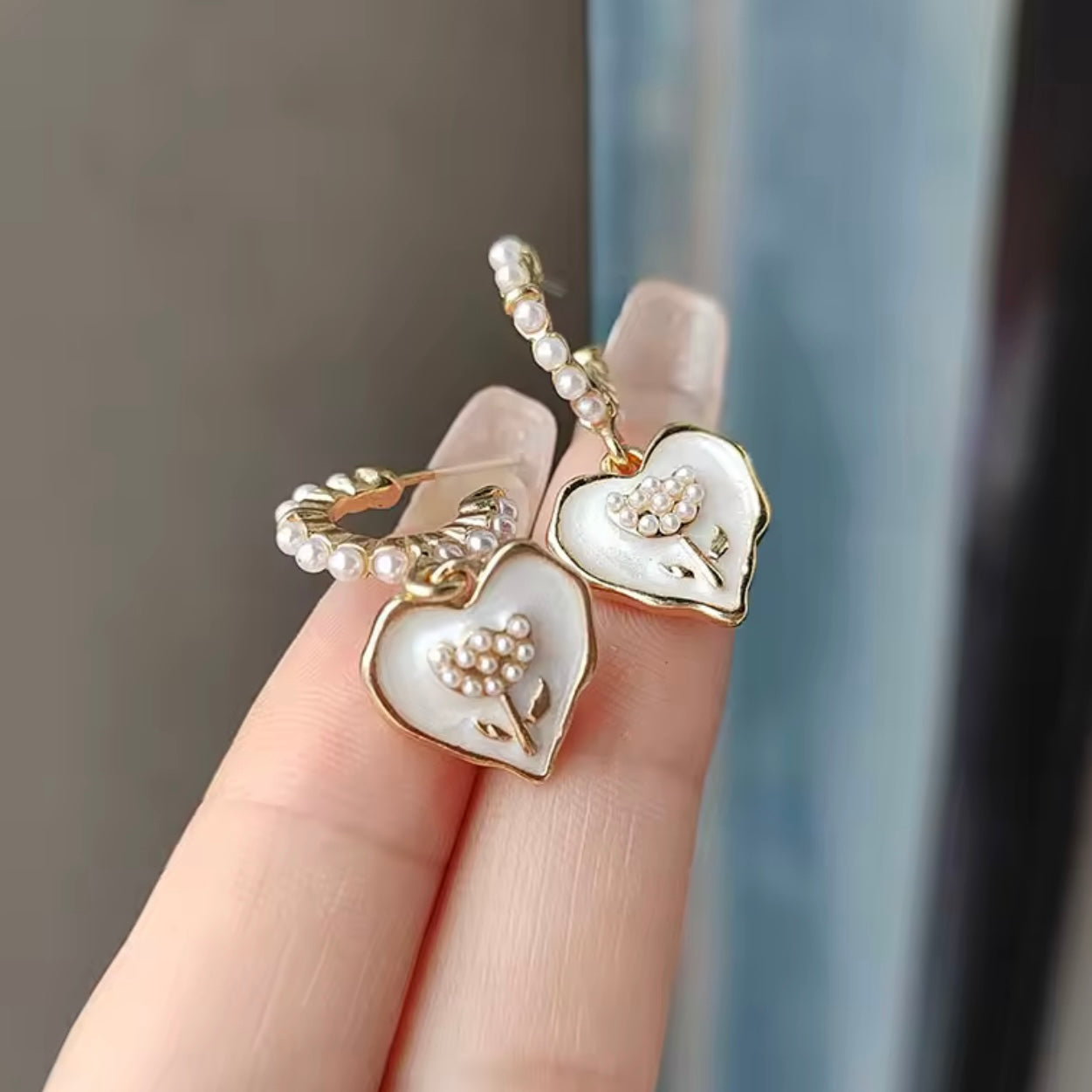 Arracadas de corazones blancos