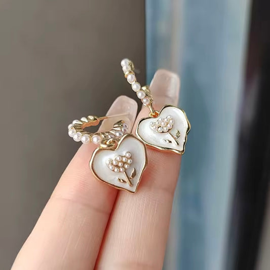 Arracadas de corazones blancos