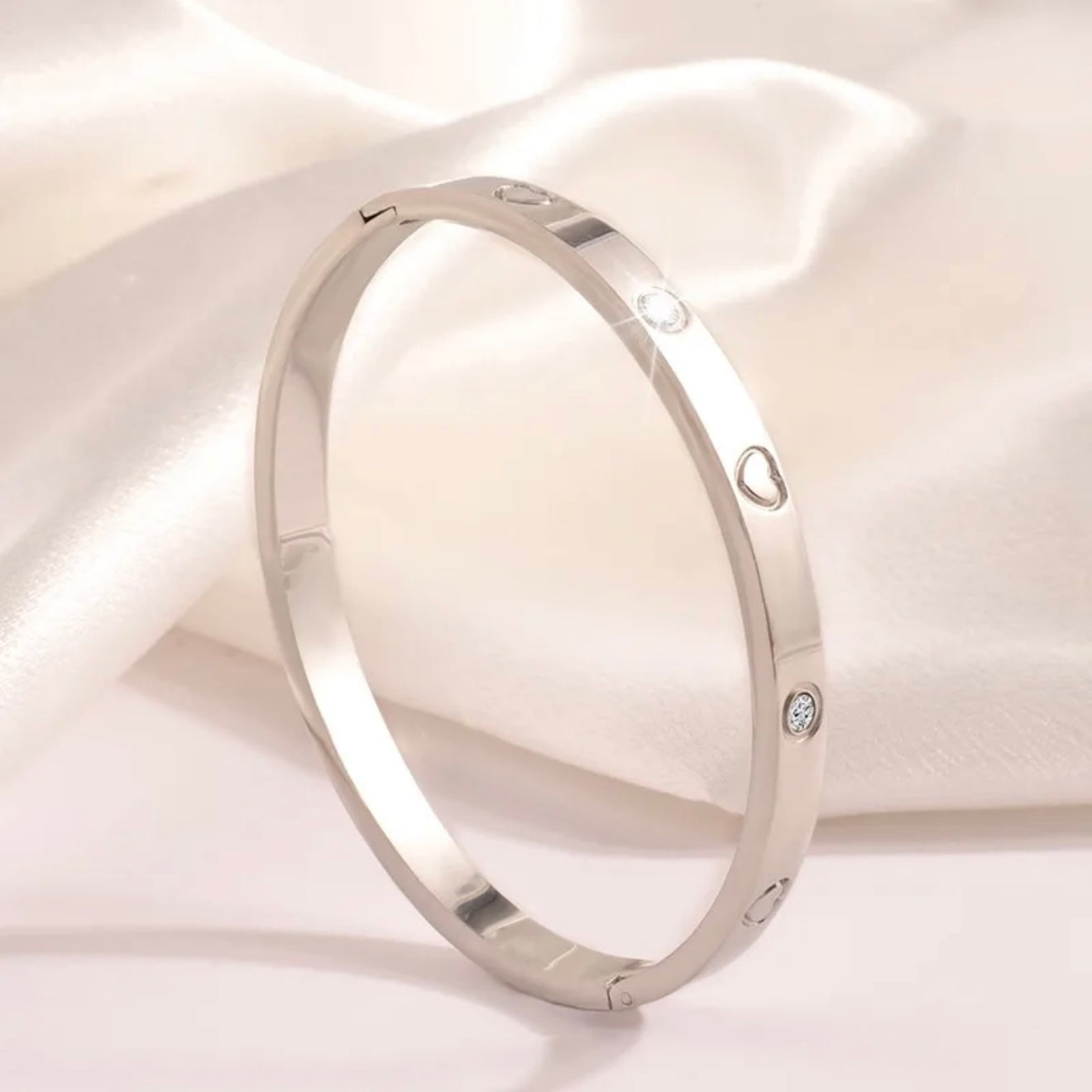 Pulsera plateada con corazones - acero inoxidable