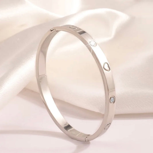 Pulsera plateada con corazones - acero inoxidable