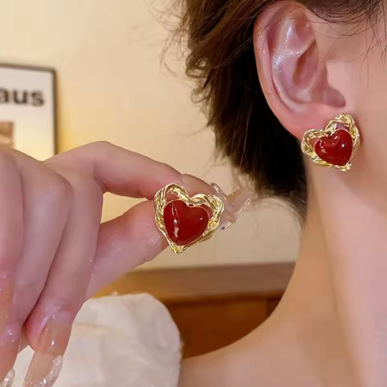 Aretes corazones dorados y rojos