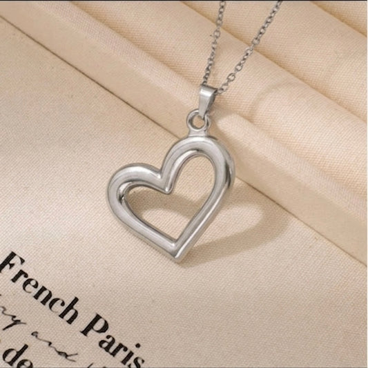 Collar borde corazón plateado -acero inoxidable