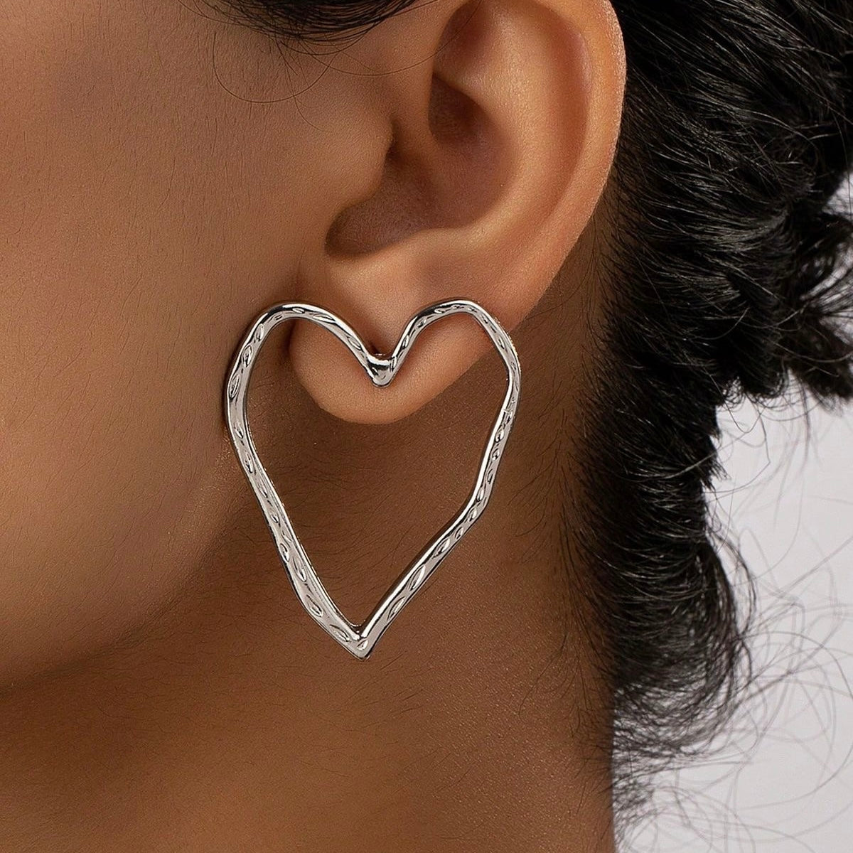 Aretes borde corazones plateados - acero inoxidable