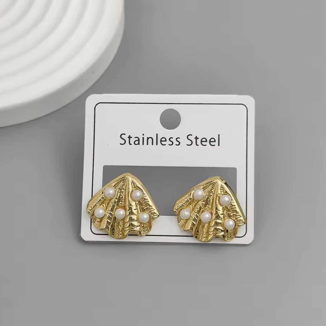 Aretes conchita con perlitas blancas - acero inoxidable