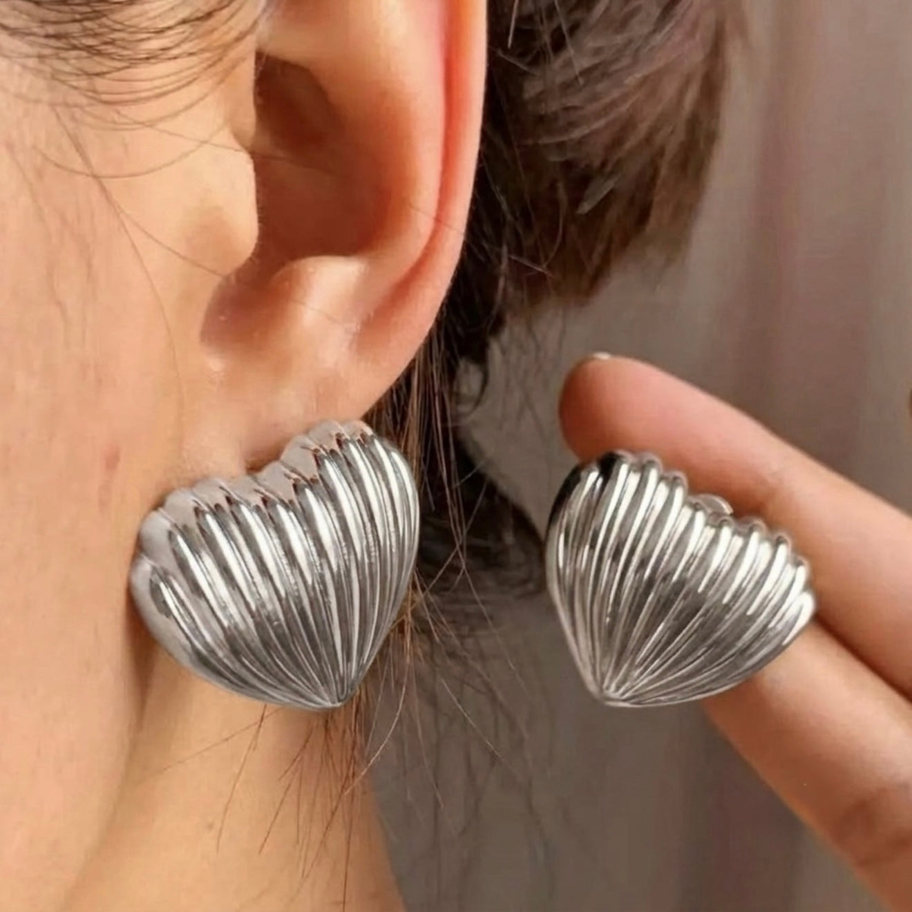Aretes corazones con líneas plateado- acero inoxidable
