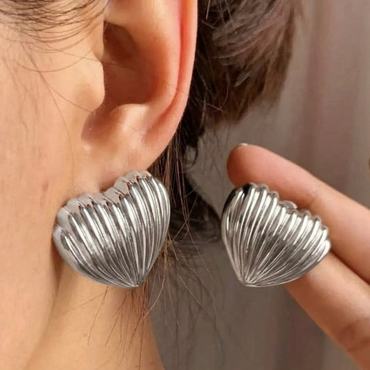 Aretes corazones con líneas plateado- acero inoxidable