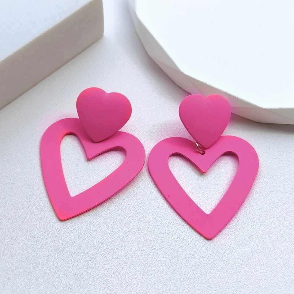 Aretes rosados de corazón