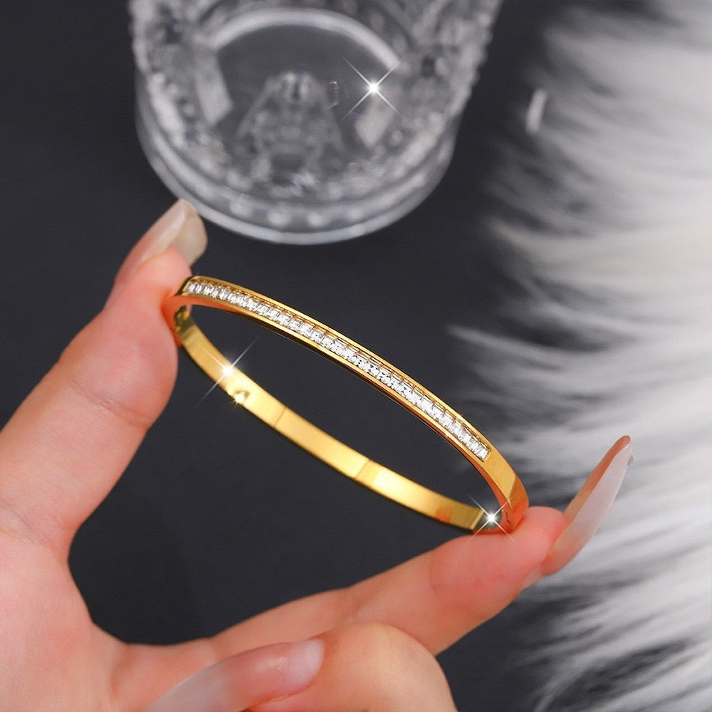 Pulsera dorada con pedrería - acero inoxidable