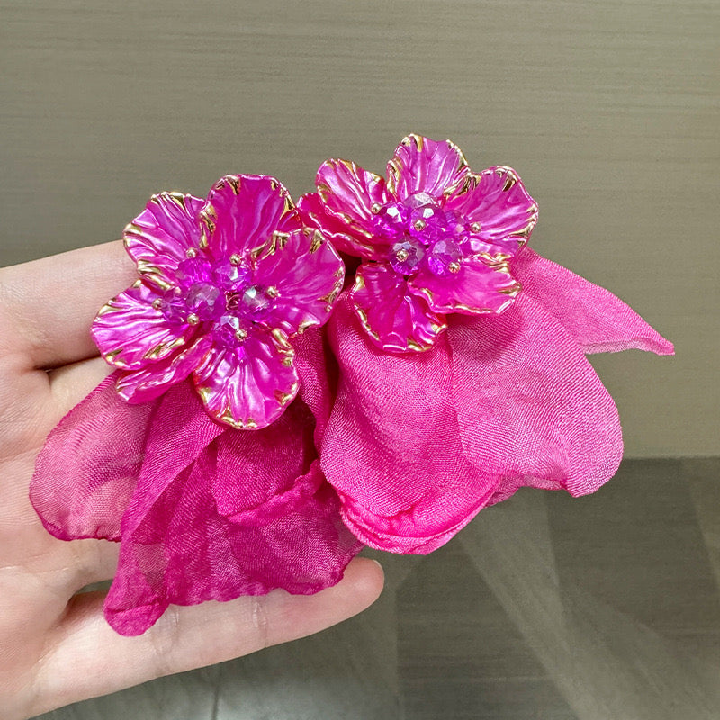 Aretes largos de flores rosados