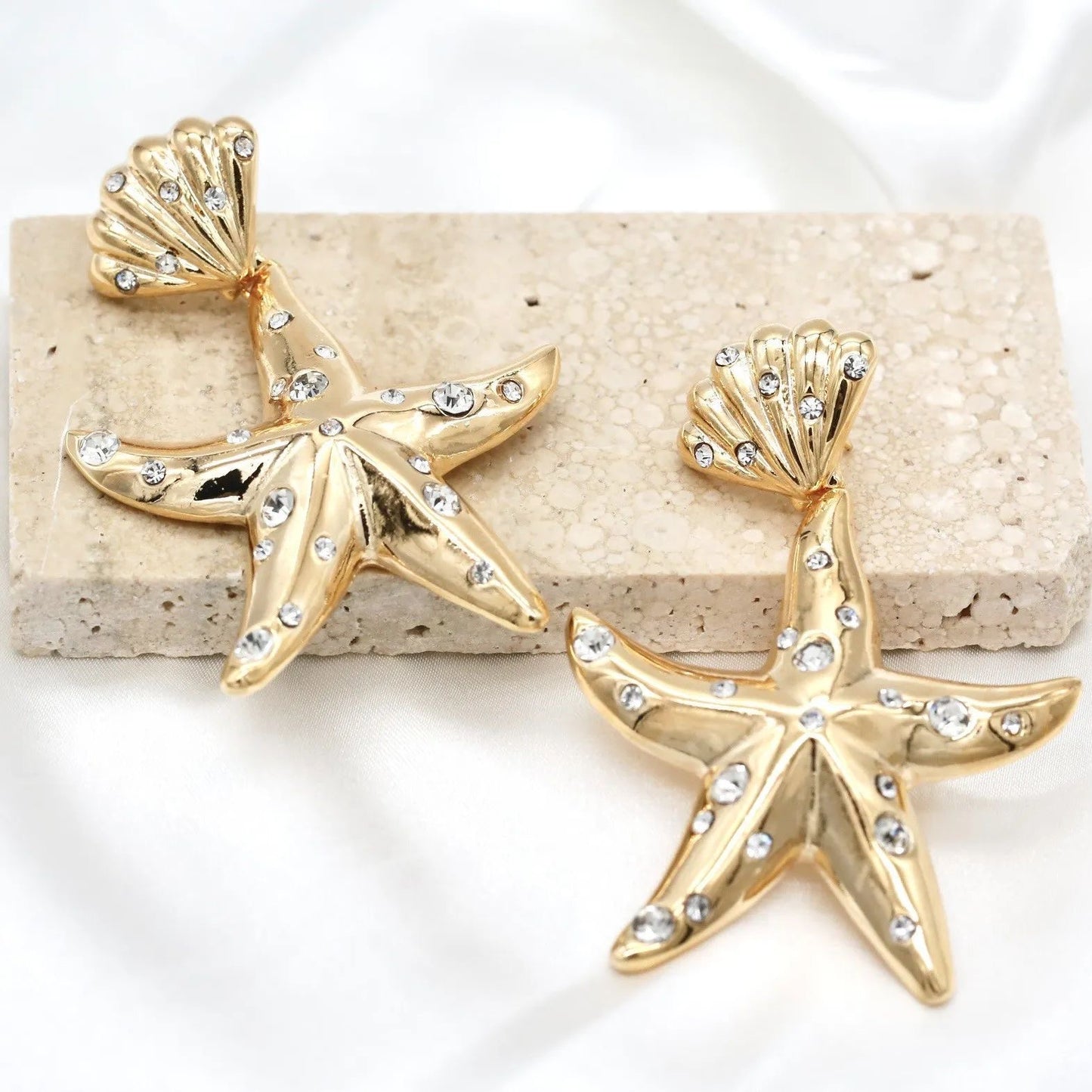 Aretes de estrellas doradas con pedrería