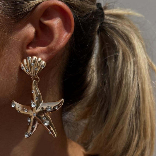 Aretes de estrellas doradas con pedrería