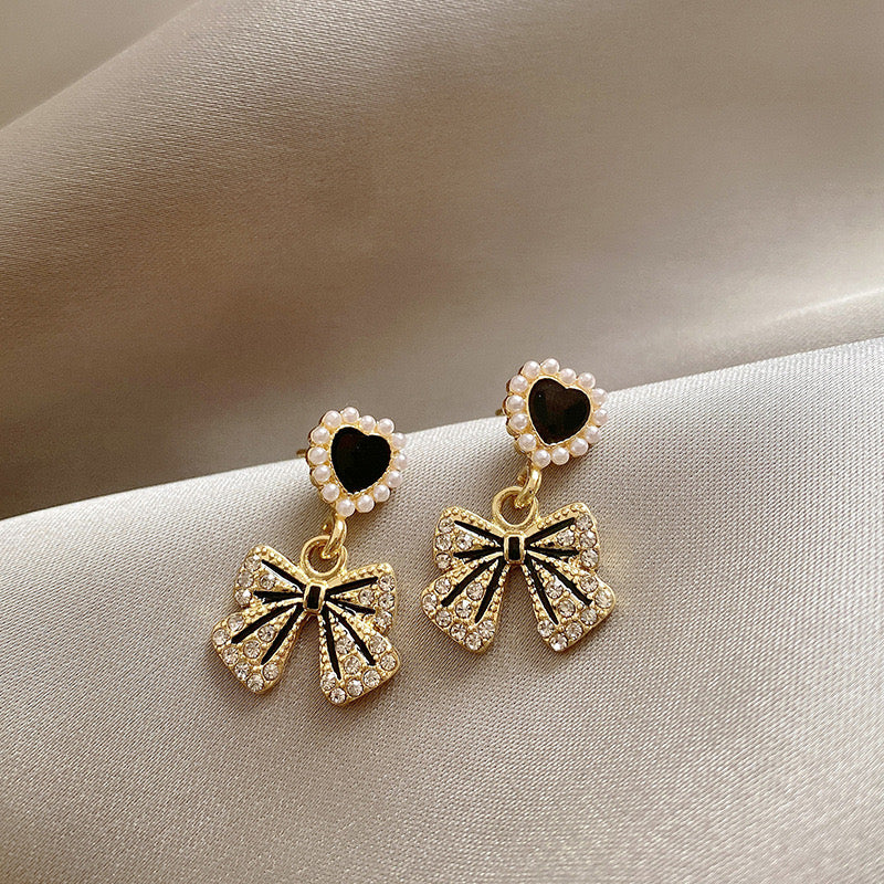 Aretes lazo corazón negro