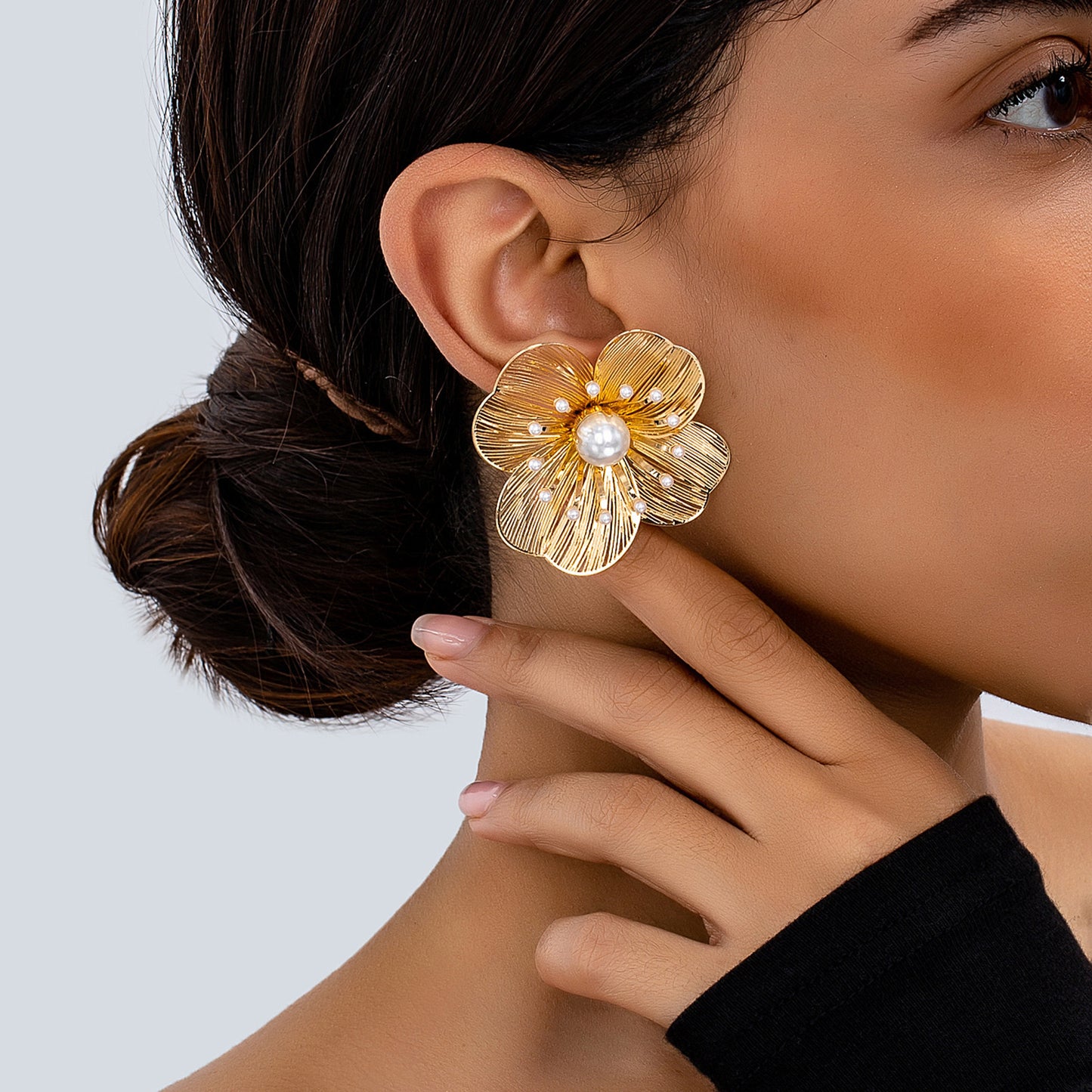 Aretes de flores doradas grandes